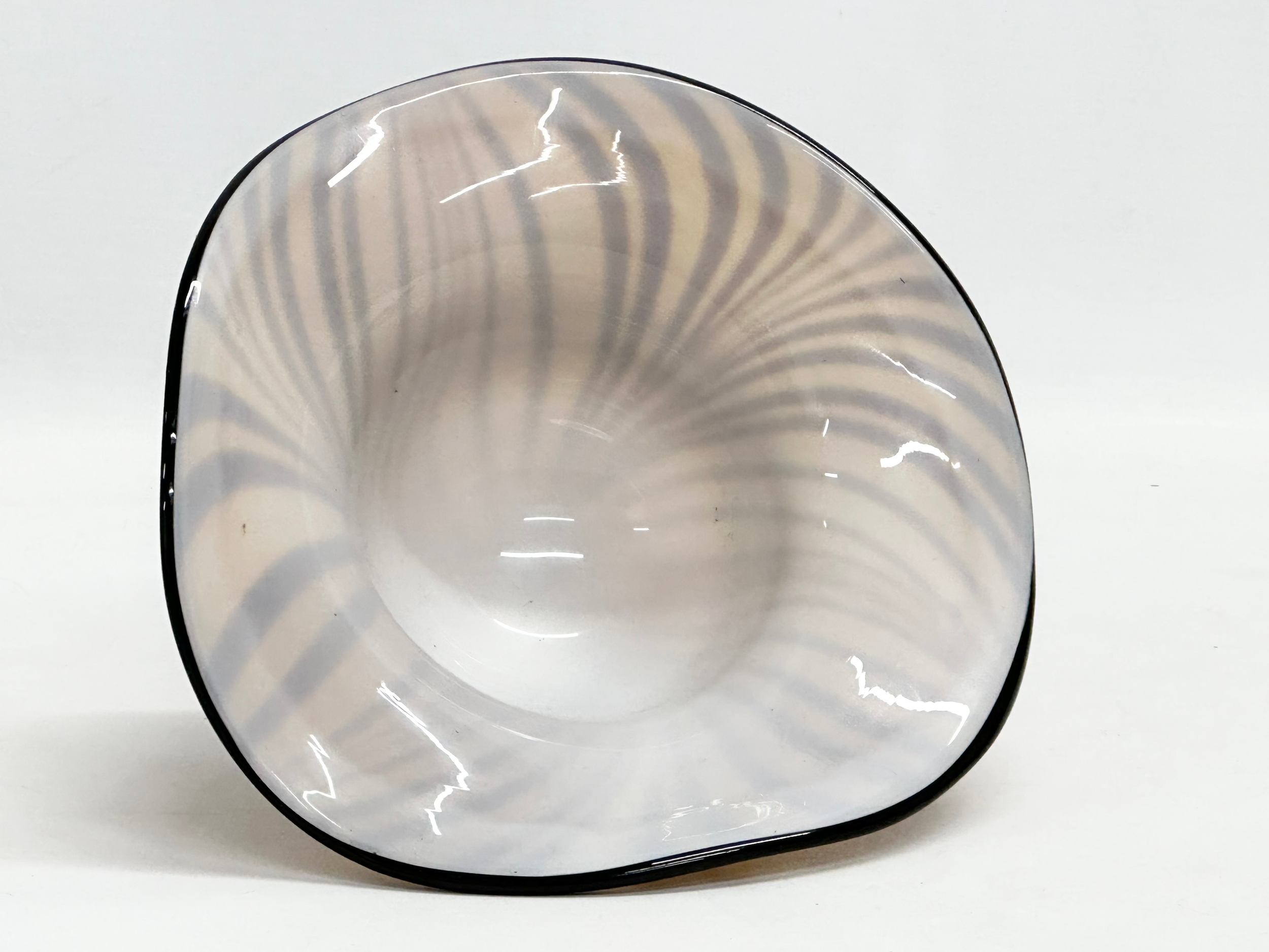 An Italian art glass bowl. 18x18x9.5cm - Image 3 of 4