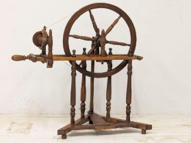 An Early 20th Century spinning wheel. 76x78cm