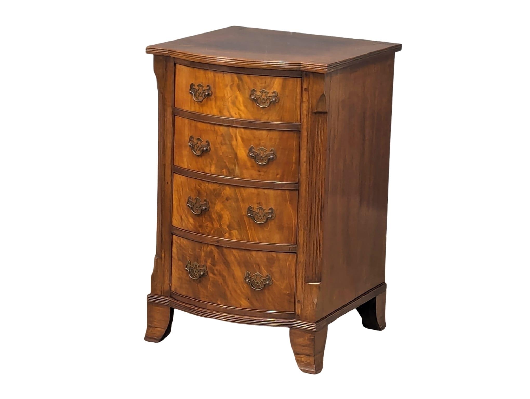 A vintage Georgian style mahogany Serpentine front chest of drawers. 50x51x78cm
