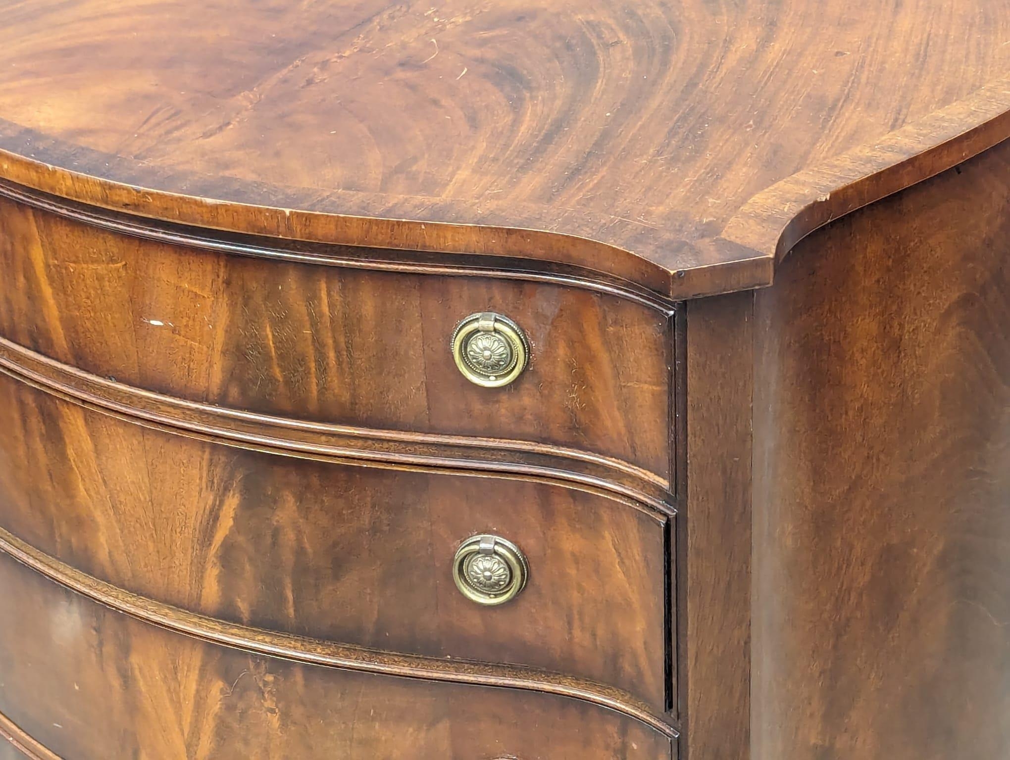 A George III style mahogany Serpentine front chest of drawers. 89x51x83.5cm - Image 3 of 7