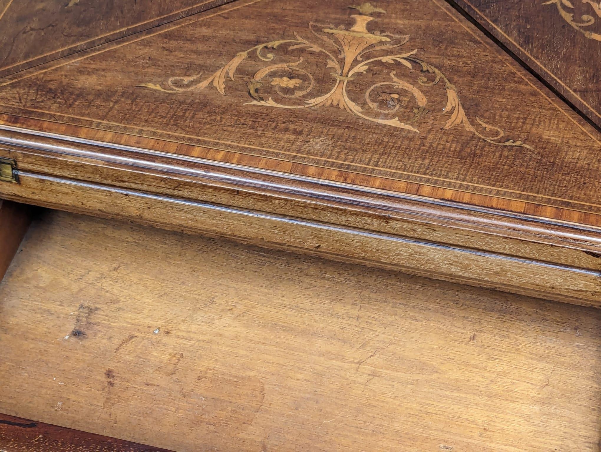 An Edwardian inlaid mahogany envelope turnover games table. 53.5x77.5cm - Image 7 of 8