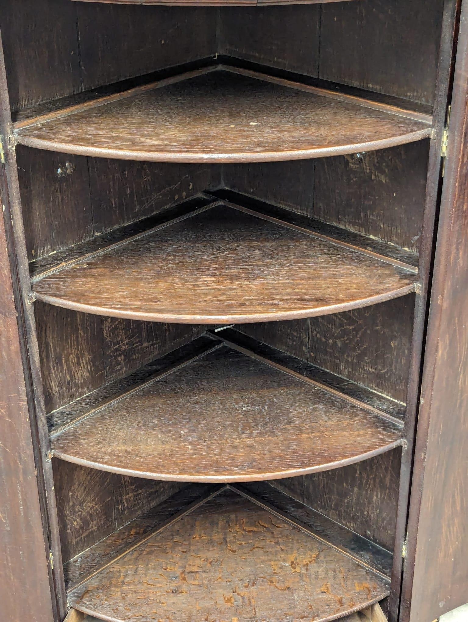 A George III mahogany wall hanging corner cabinet with 3 fitted shelves and drawers. Circa 1790. - Image 3 of 6