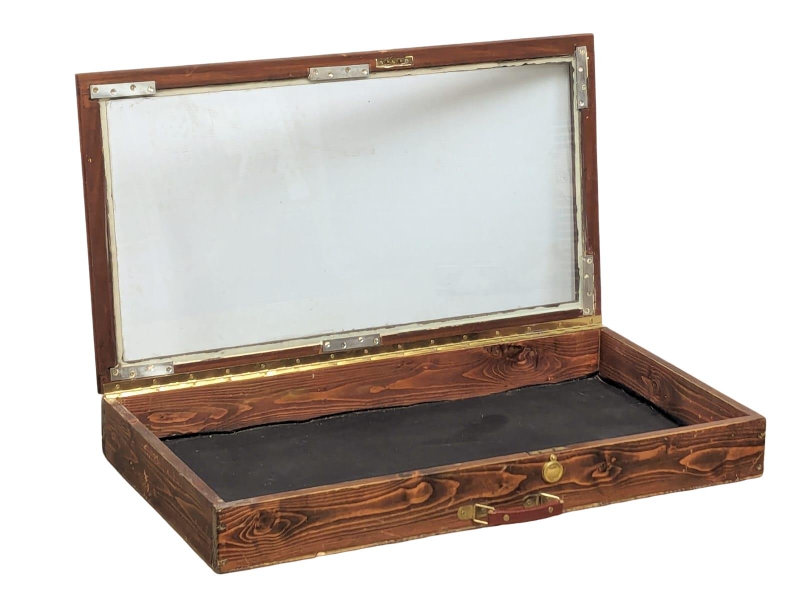 A travelling display case. 89x49.5x12cm - Image 3 of 4