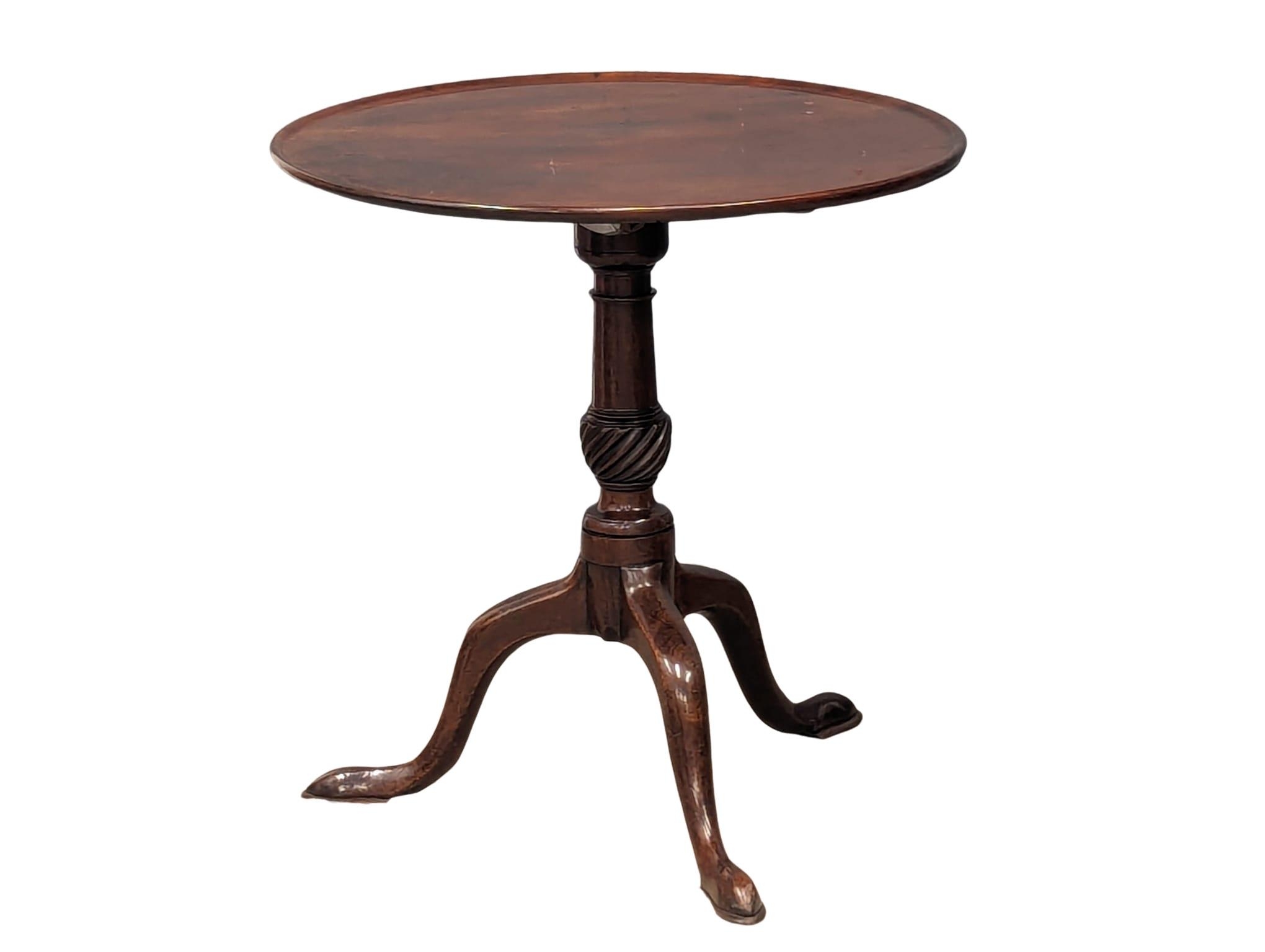 A George III mahogany snap top pedestal table. Circa 1790-1800. 68x70cm