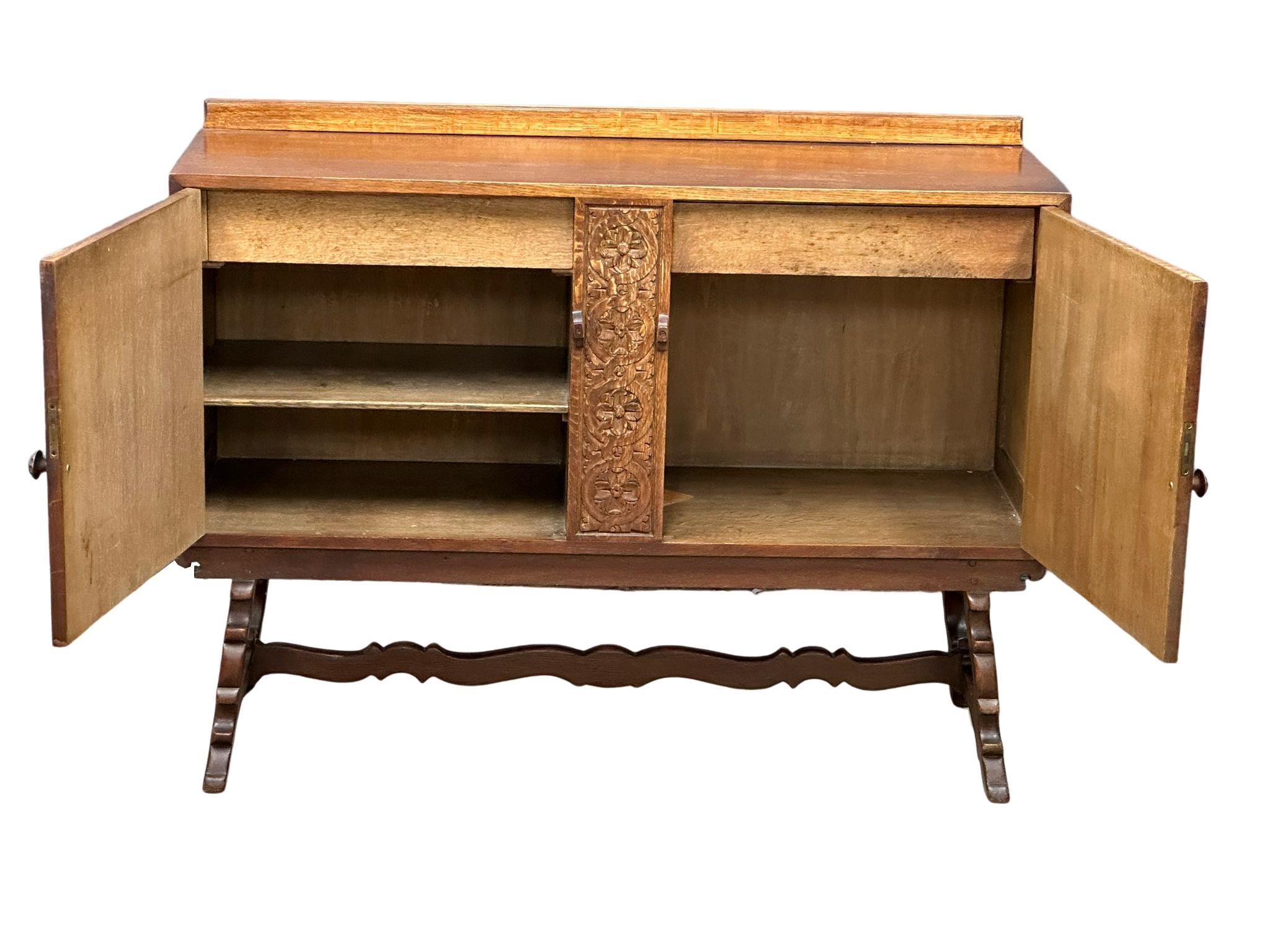 An Early/Mid 20th Century oak sideboard with 2 doors and 2 interior drawers. 137x53x103cm. - Image 3 of 5