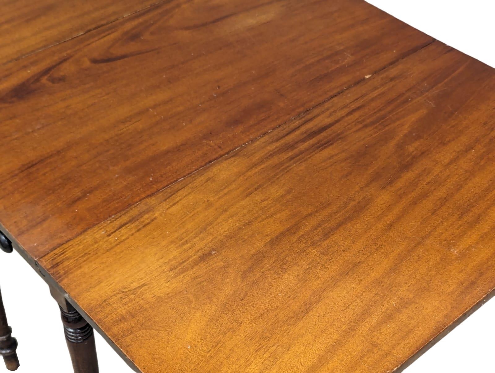 A George IV mahogany Pembroke table with drawer, Extended 87.5cm x 135cm x 73.5cm - Bild 3 aus 7