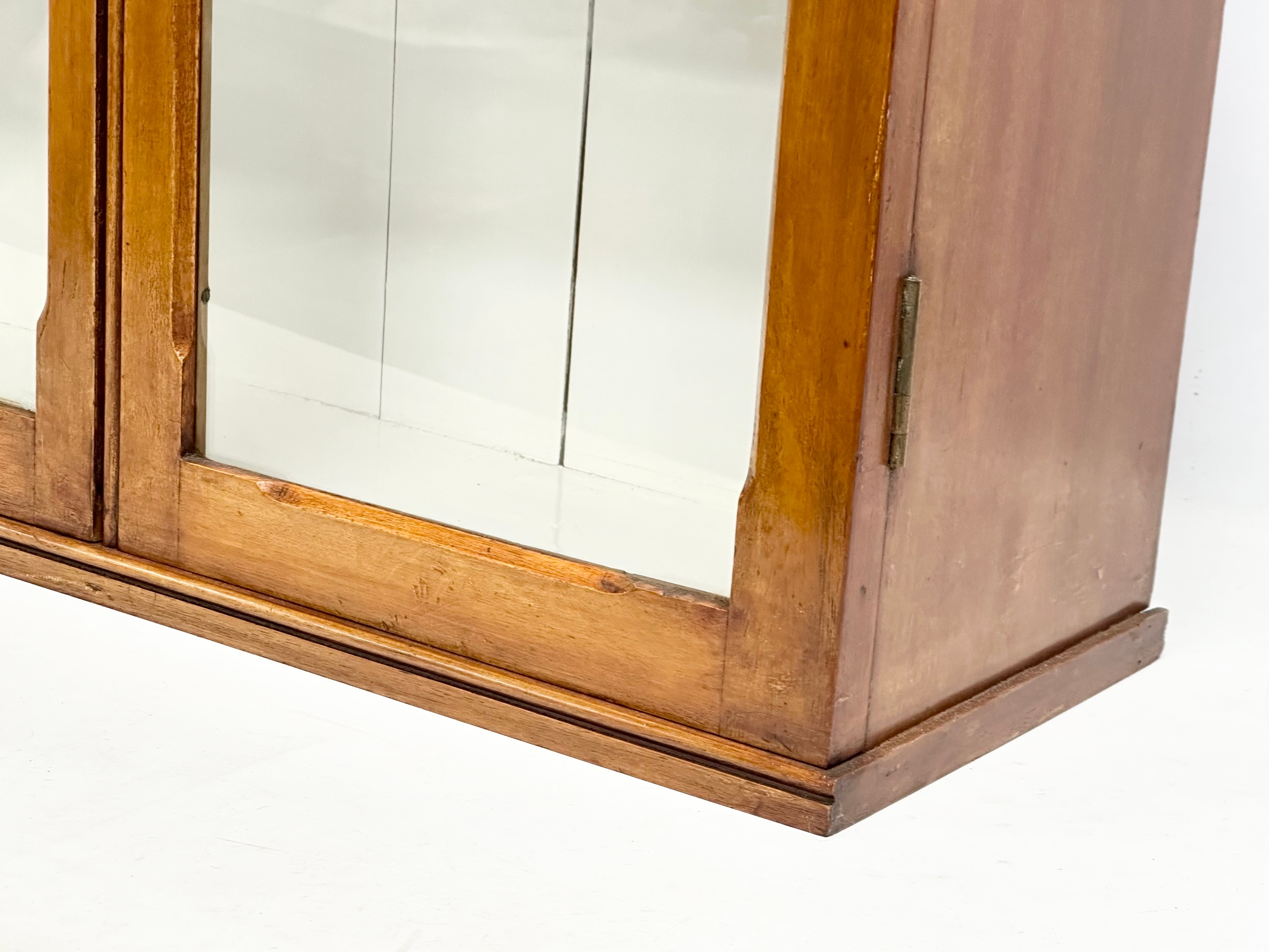 A Late 19th Century tabletop display cabinet. 69x26x73cm - Image 3 of 4