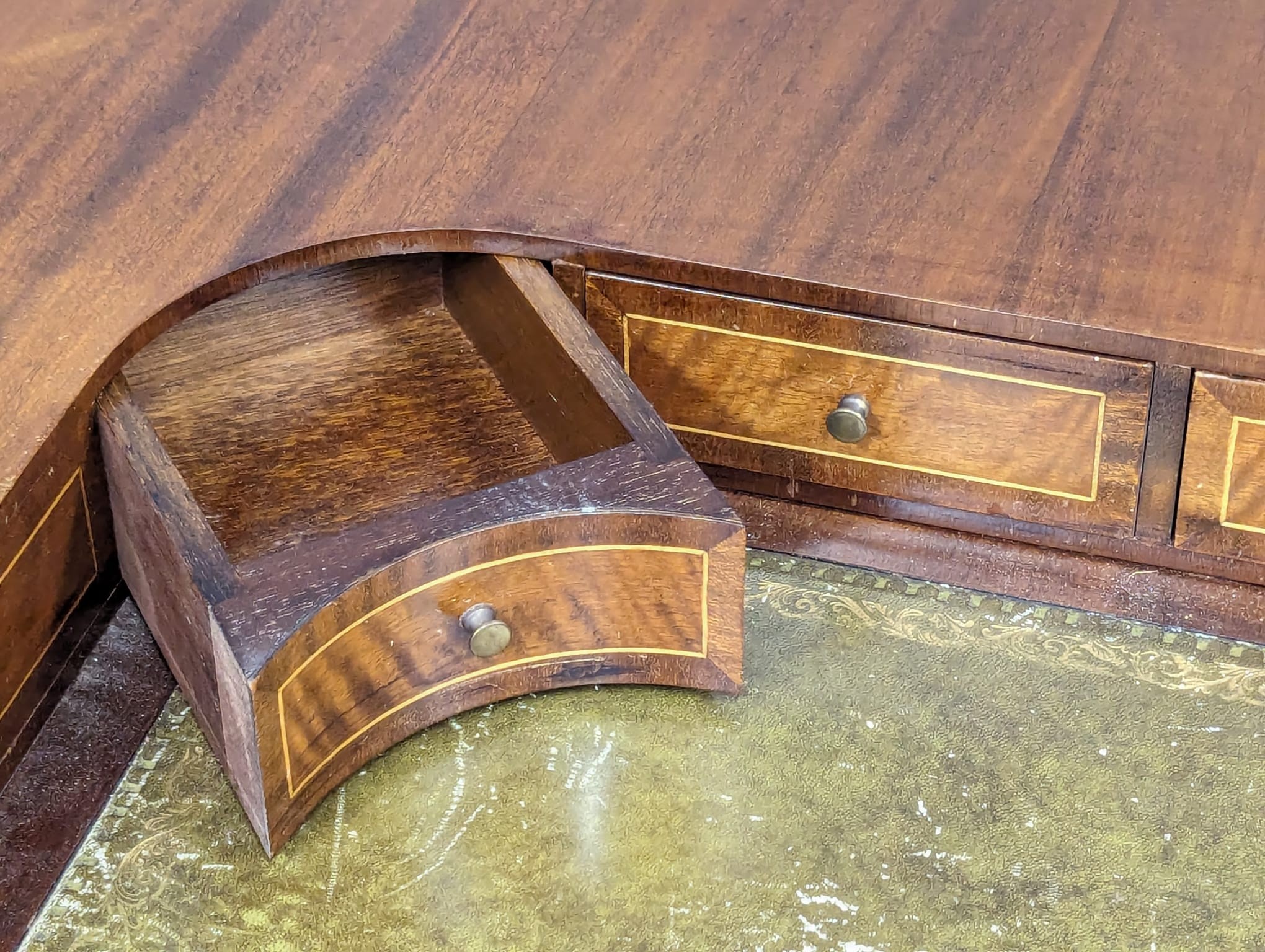 A Carlton House style inlaid mahogany writing desk with leather top in the manner of Sheraton - Image 6 of 9