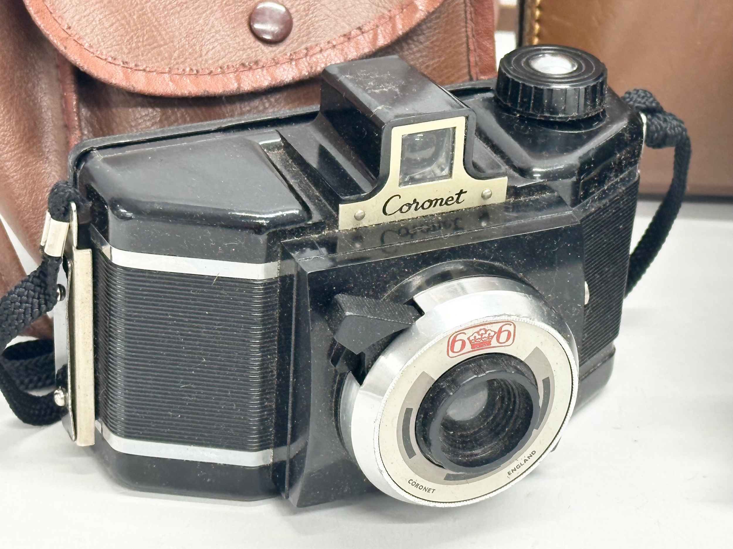 2 vintage cameras. - Image 3 of 3