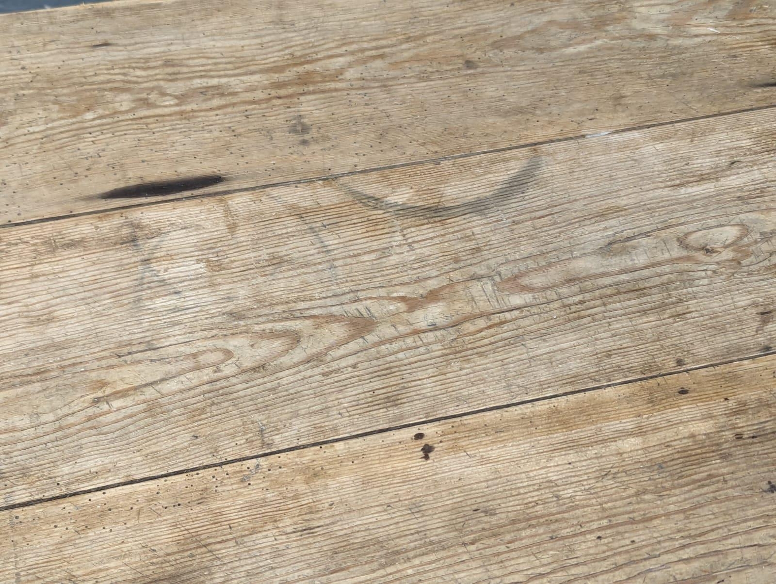 A 19th Century pine farmhouse table on square tapering legs with drawer and 1 drop-leaf, Circa - Bild 8 aus 9