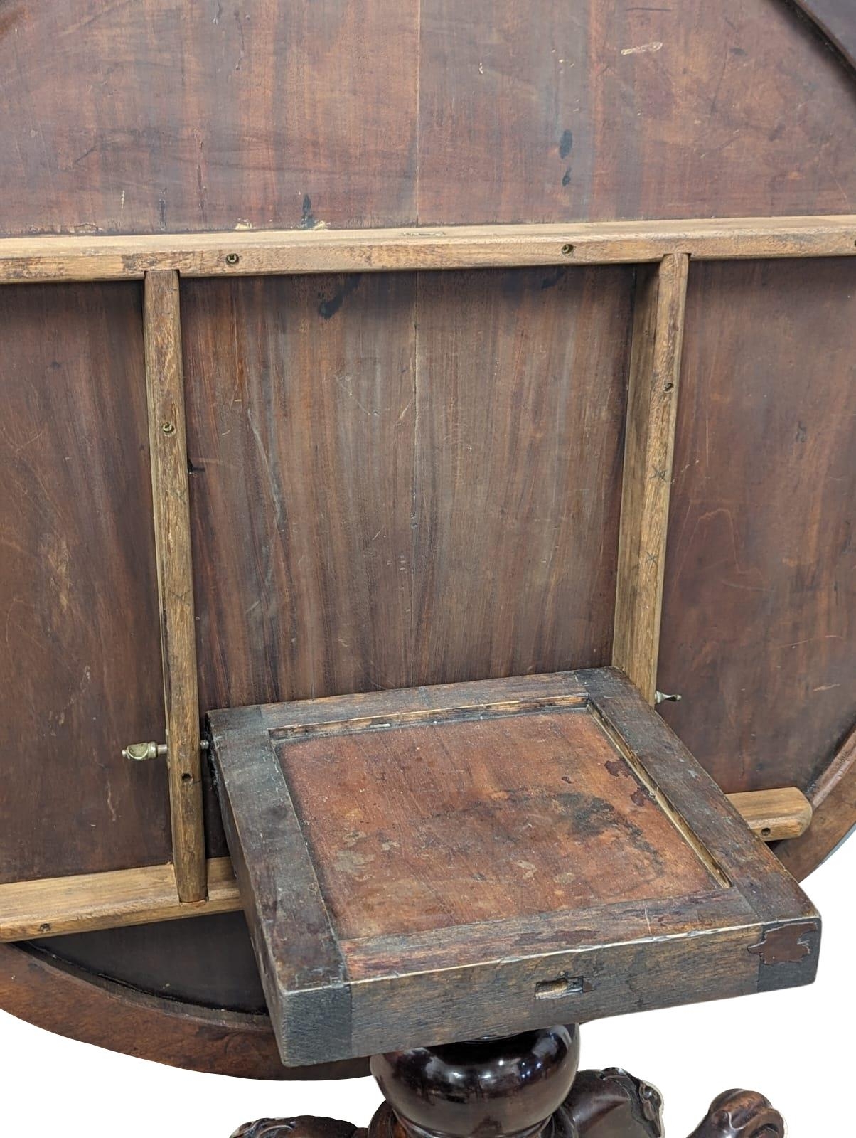 A Victorian mahogany pedestal tilt top breakfast table / dining table on Cabriole legs. 131x77cm - Image 4 of 5