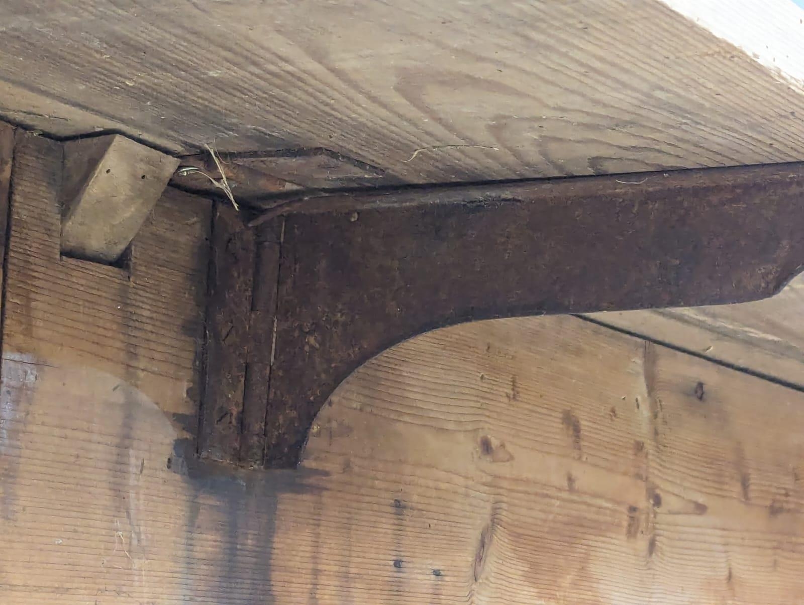 A 19th Century pine farmhouse table on square tapering legs with drawer and 1 drop-leaf, Circa - Bild 4 aus 9