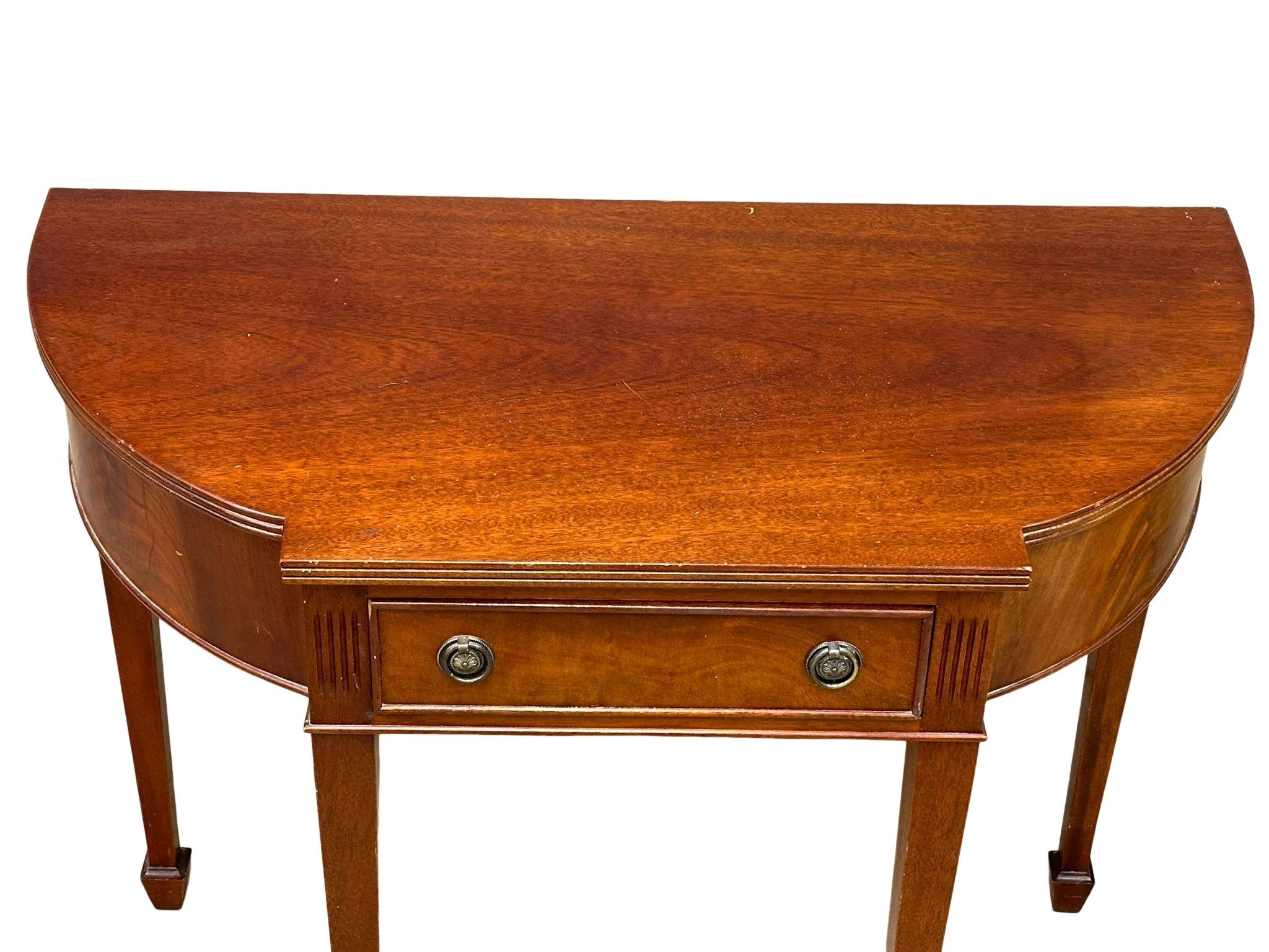 A Hepplewhite style mahogany serpentine front side table with drawer. 95.5x47.5x77cm - Image 2 of 3