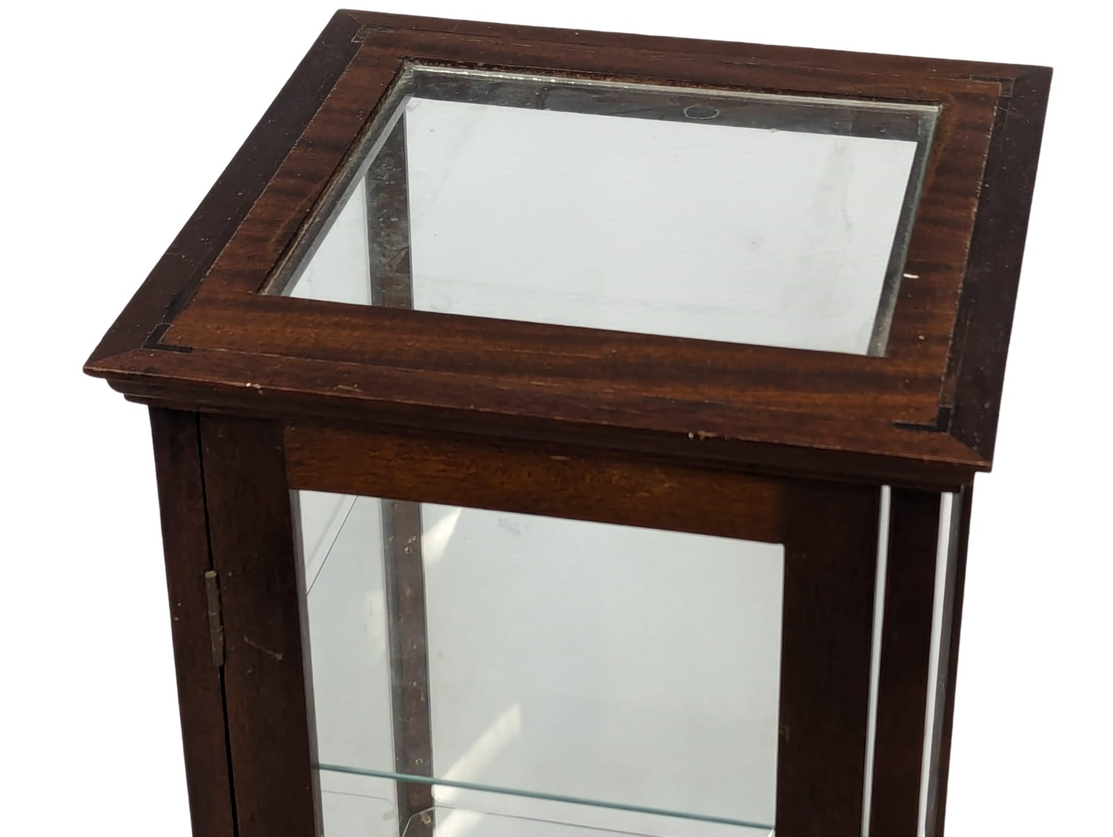 A vintage tabletop mahogany glazed display cabinet with 2 glass shelves. 39x39x84cm - Image 3 of 5