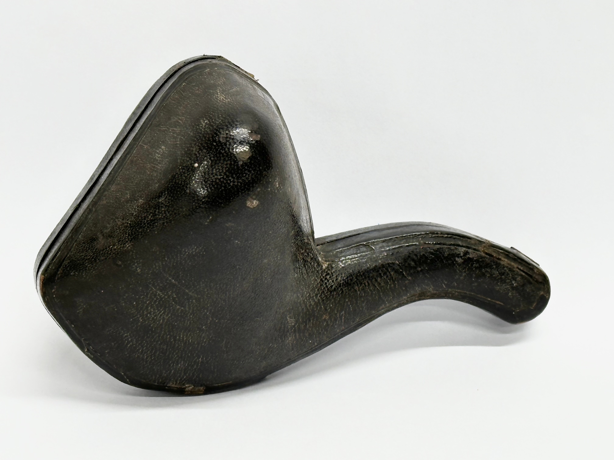 A Late 19th Century meerschaum smokers pipe with original case. 15cm - Image 2 of 7