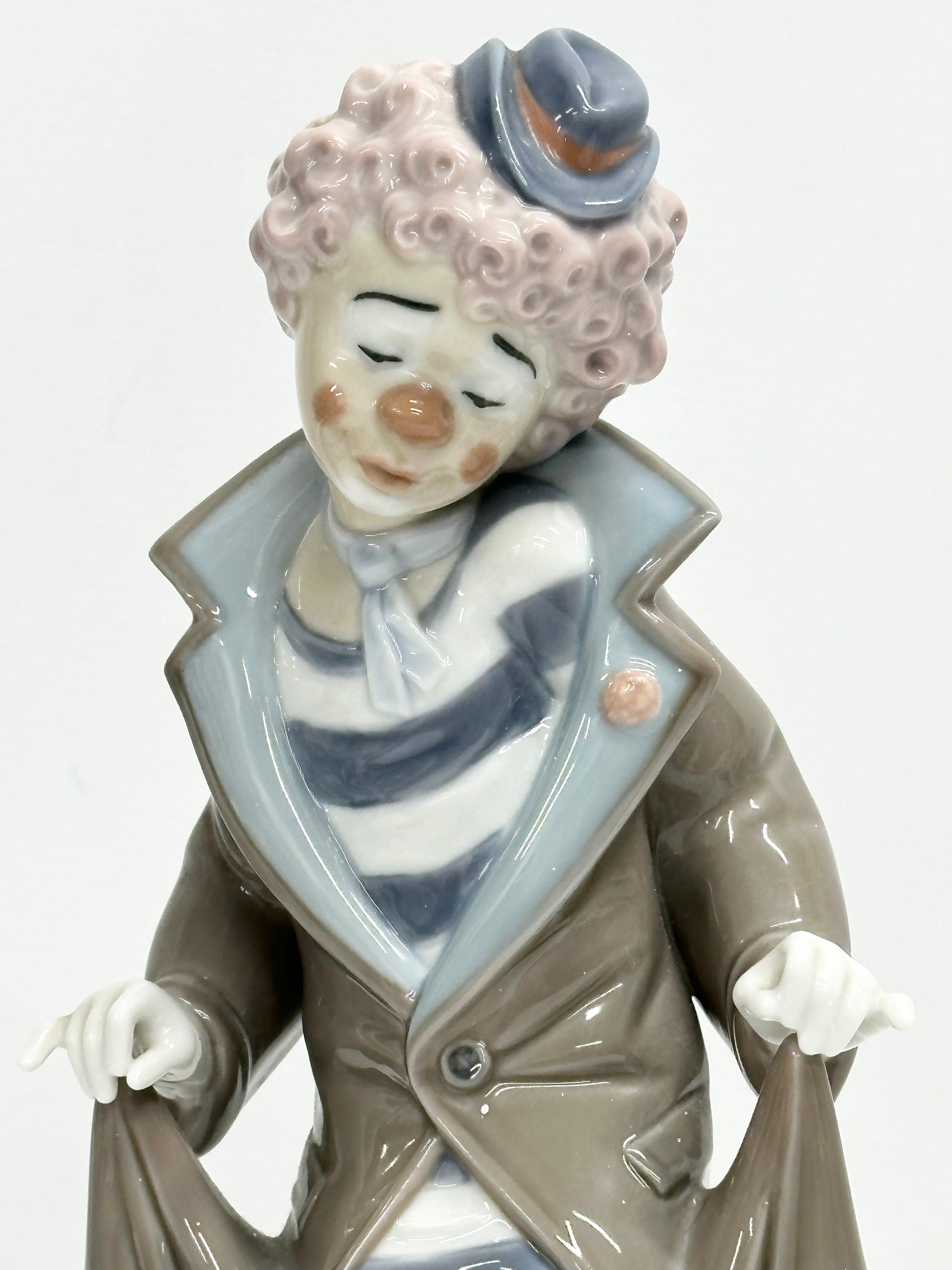 A Lladro ‘Surprise’ figurine. 5901. 25cm - Image 2 of 4