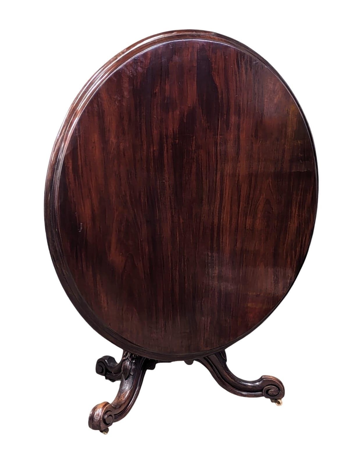 A Victorian mahogany pedestal tilt top breakfast table / dining table on Cabriole legs. 131x77cm - Image 3 of 5