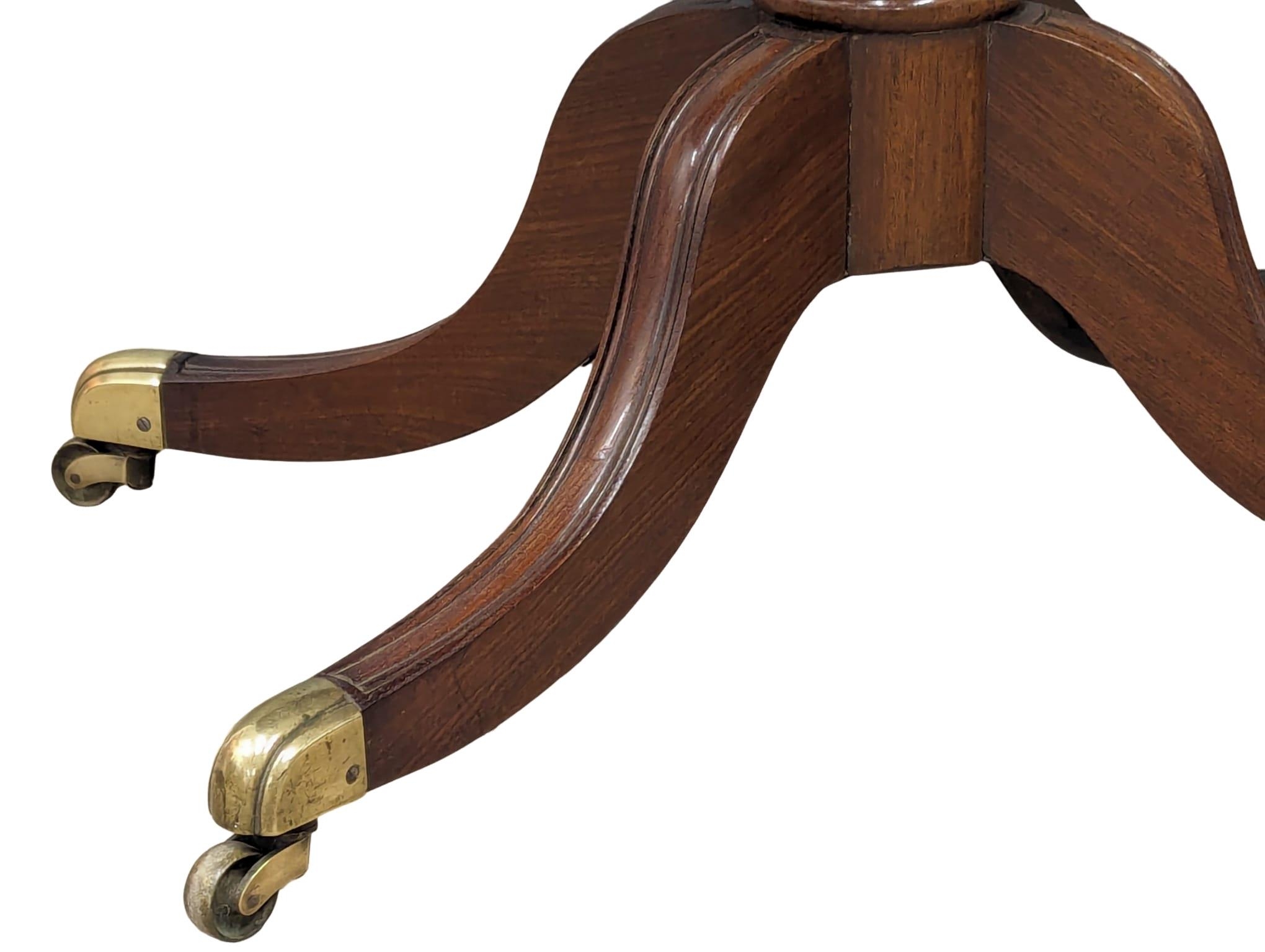 A late George III mahogany turnover games table on brass cup casters. 90.5x44.5x74.5cm - Bild 3 aus 7