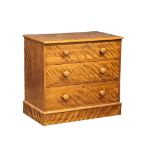 A Late Victorian Satin Birch chest of drawers. Circa 1890-1900. 82x47x75cm