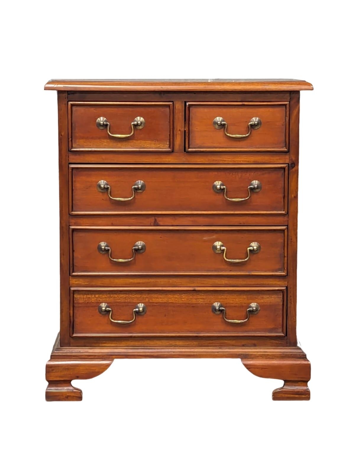 A small Georgian style mahogany chest of drawers. 55.5x33x67.5cm