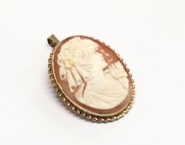 A vintage 9ct gold cameo brooch/pendant. 2.5x4cm. Total weight 6.4g.