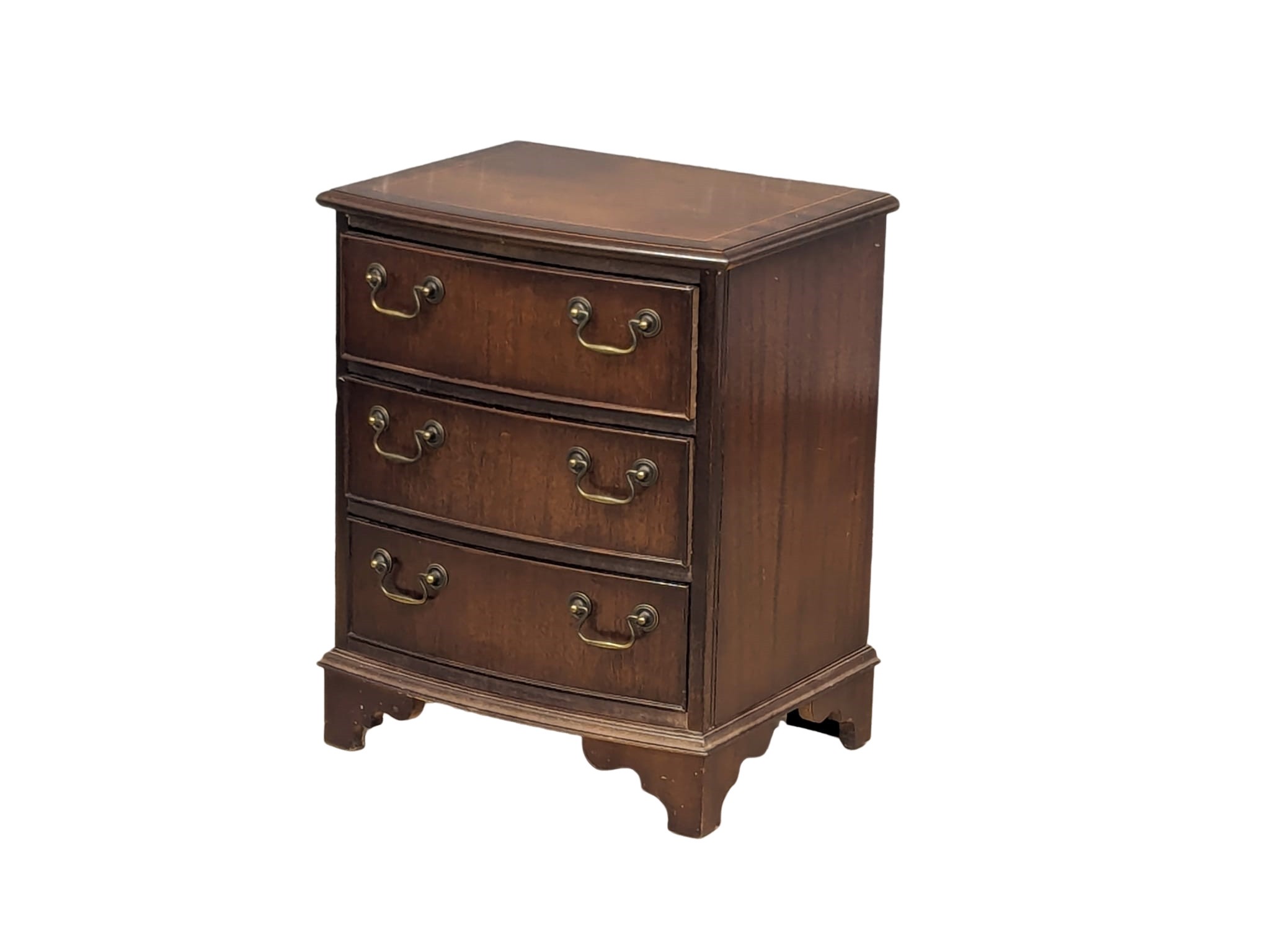 A small Georgian style mahogany bow front chest of drawers. 50.5x39x62cm - Image 2 of 3