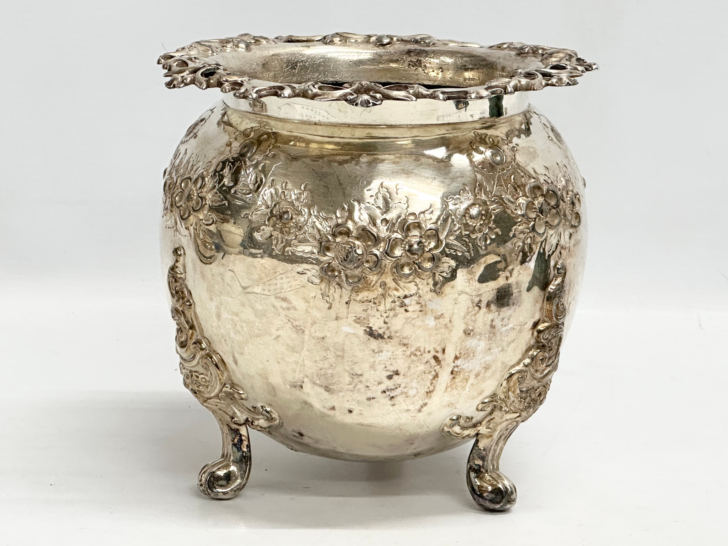 An Irish Late 19th Century silver plated jardiniere by Riddels LTD, Belfast. 18x18x18cm