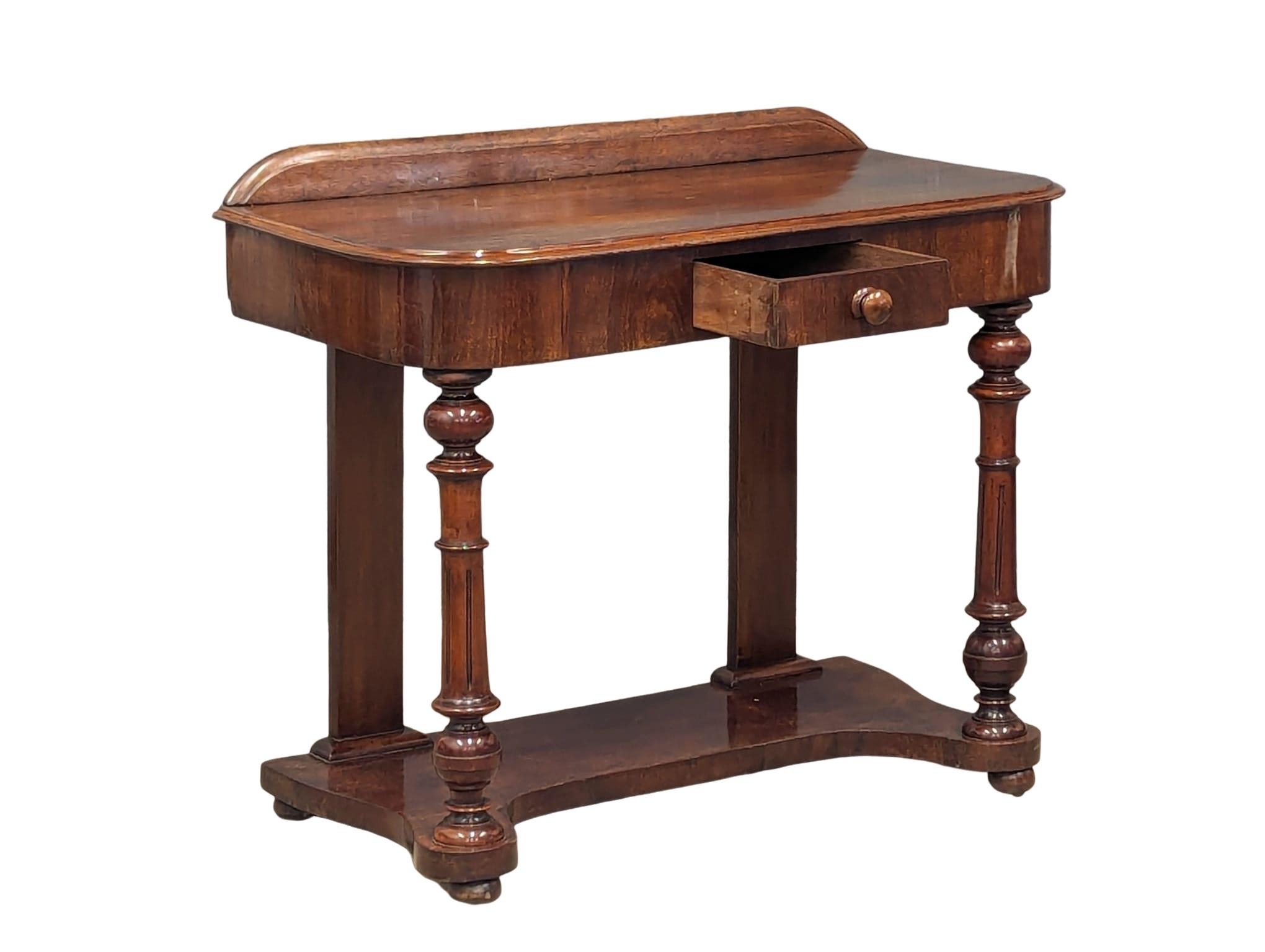 A Victorian mahogany hall table on turned supports and drawer, circa 1870s. 92cm x 45cm x 76cm - Bild 6 aus 7