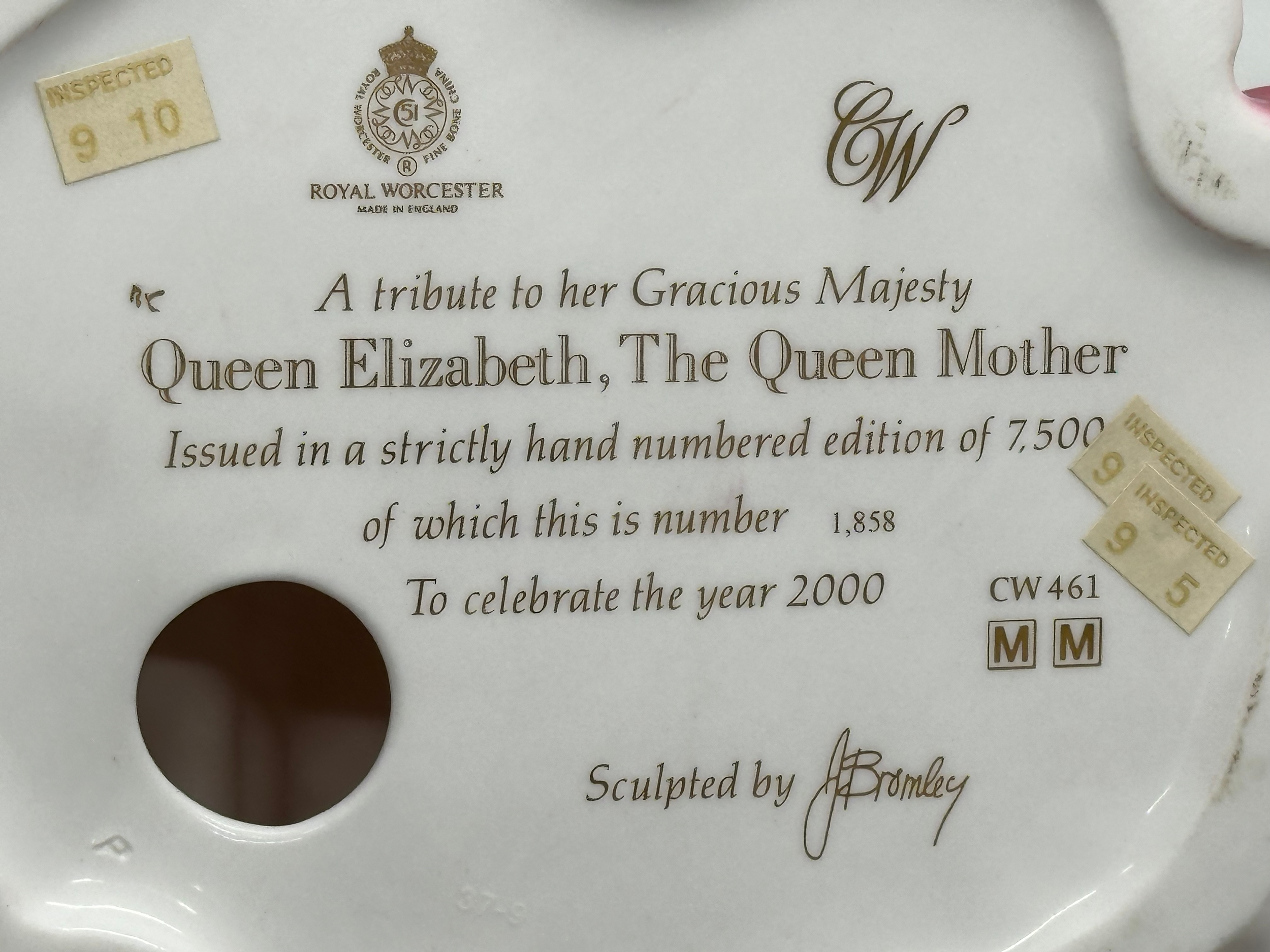 A Limited Edition Royal Worcester Queen Elizabeth, The Queen Mother figurine. To Celebrate the - Image 2 of 2