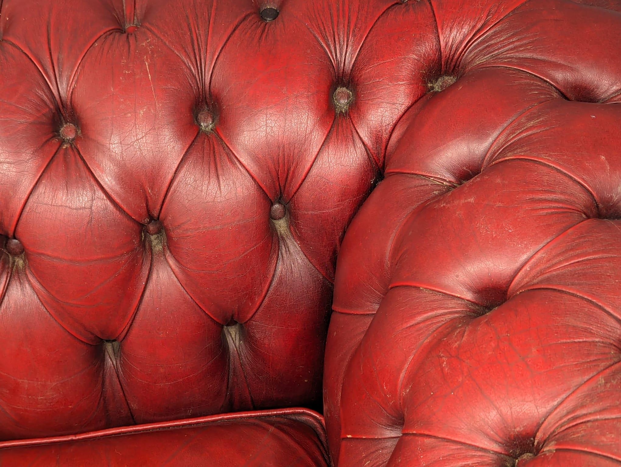 A 2 seater Chesterfield style button back sofa, 169cm - Image 6 of 6