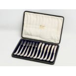 A set of silver butter knives and forks in case. Sheffield 1923. 330.58 grams. 29x20cm