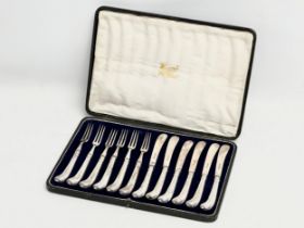 A set of silver butter knives and forks in case. Sheffield 1923. 330.58 grams. 29x20cm