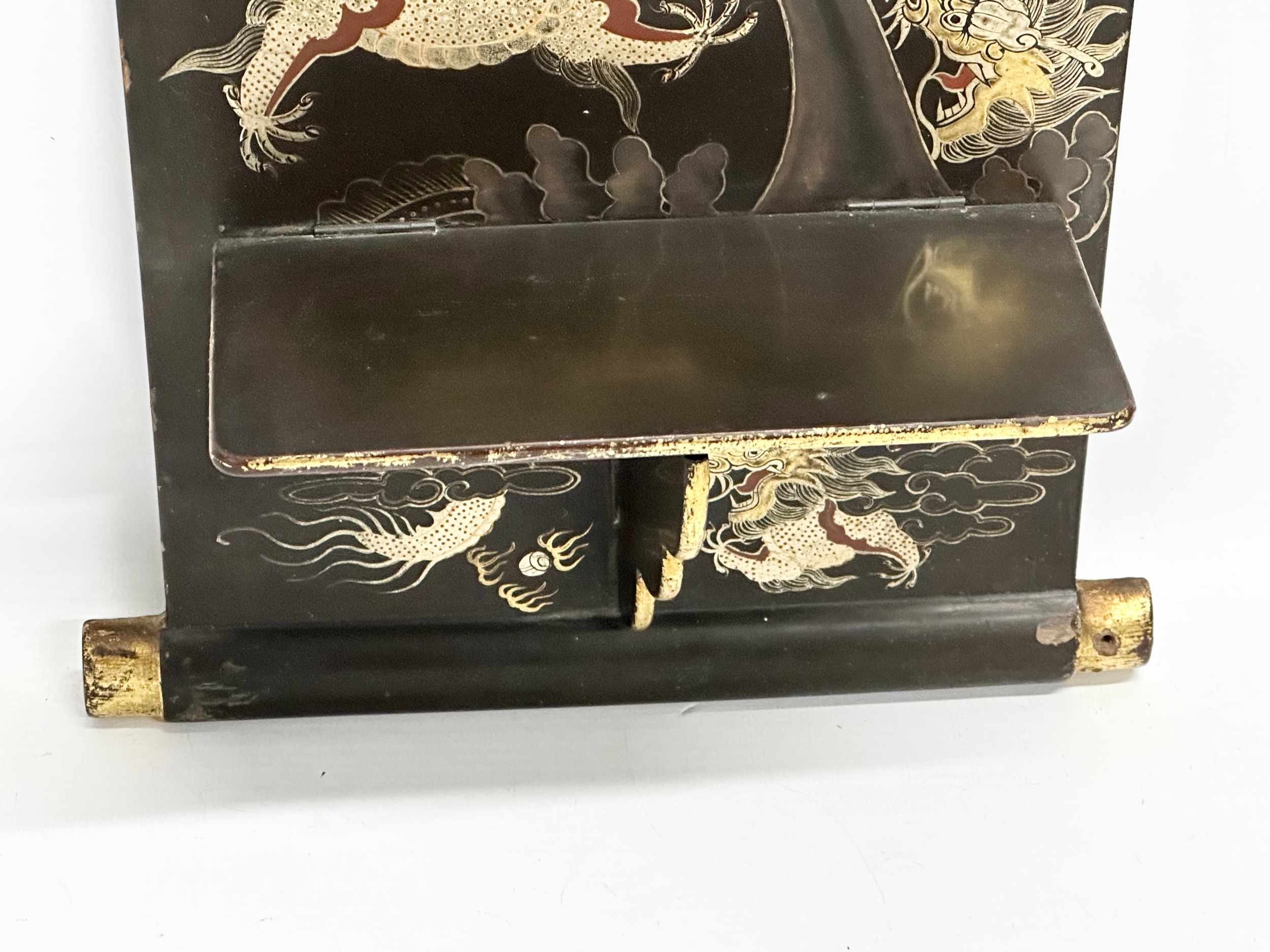 An Early 20th Century Japanese hand painted lacquered wall shelf. Circa 1900-1920. 25x56cm - Image 3 of 9