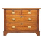 An Early 20th Century walnut chest of drawers. Circa 1900. 107x48x79cm