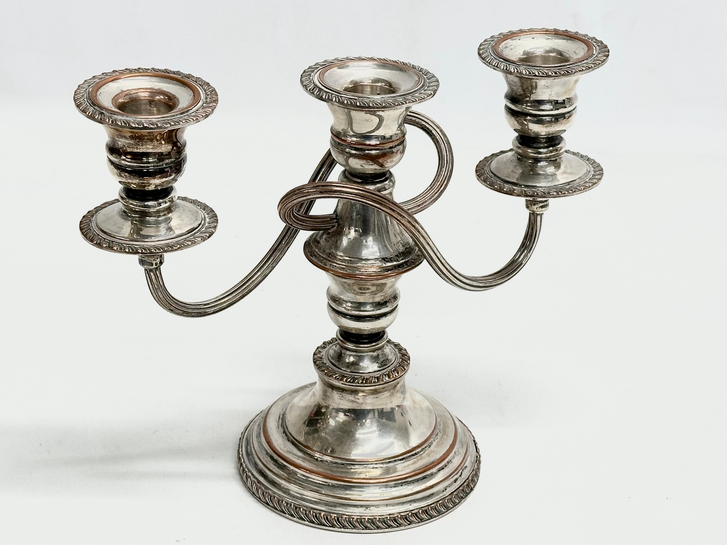 A pair of good quality Edwardian silver plated candelabras. 24x19.5cm - Image 2 of 3