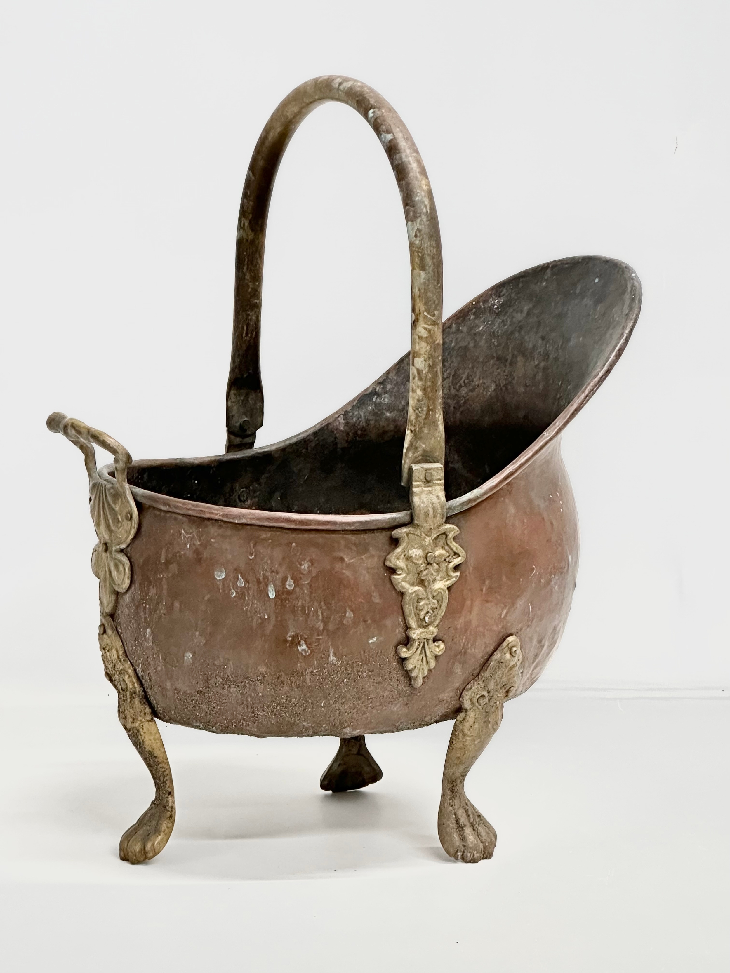 An Early 20th Century copper and brass coal scuttle. Circa 1900. 24x38x34cm - Image 2 of 2