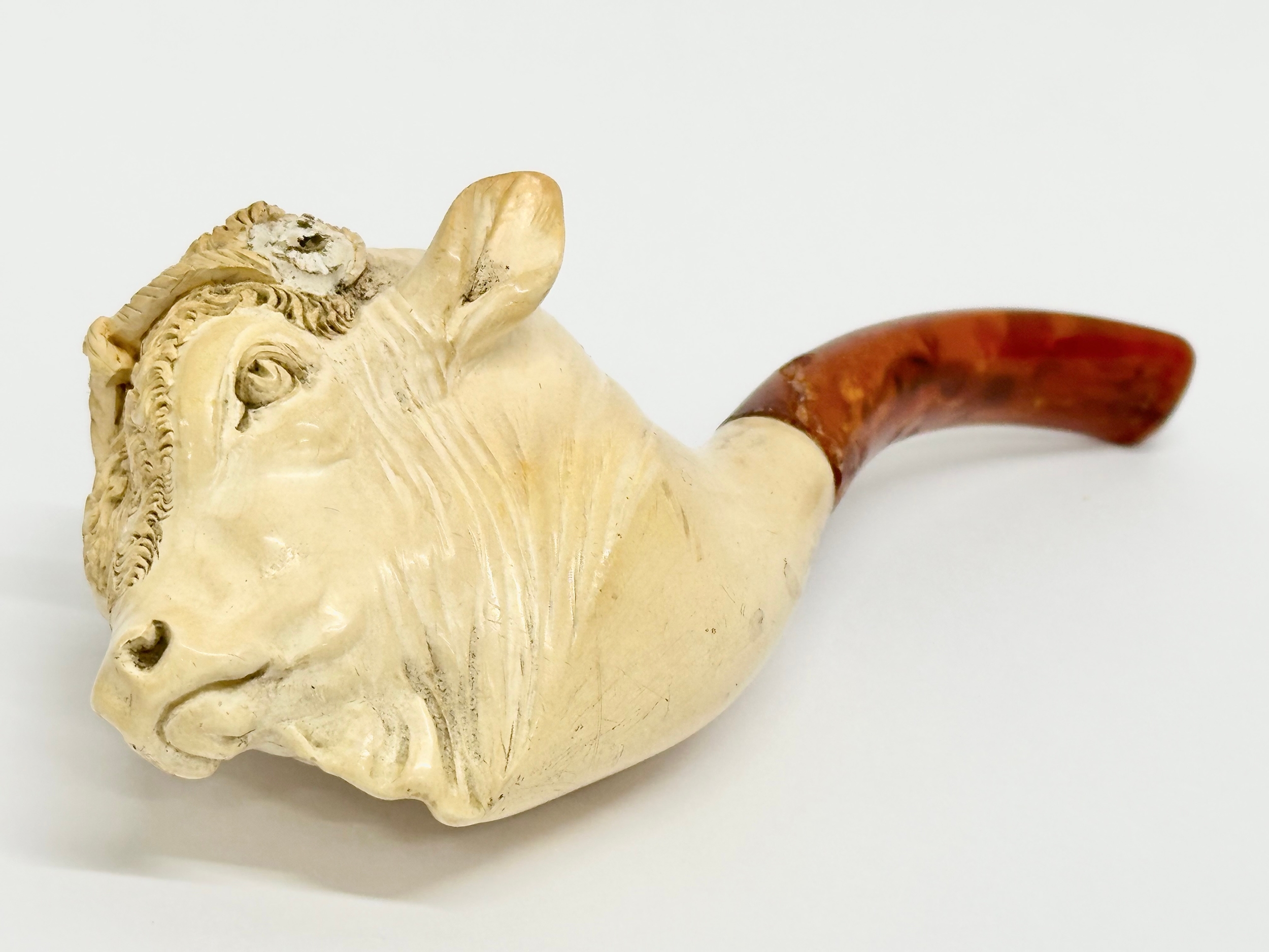 A Late 19th Century meerschaum smokers pipe with original case. 15cm - Image 4 of 7