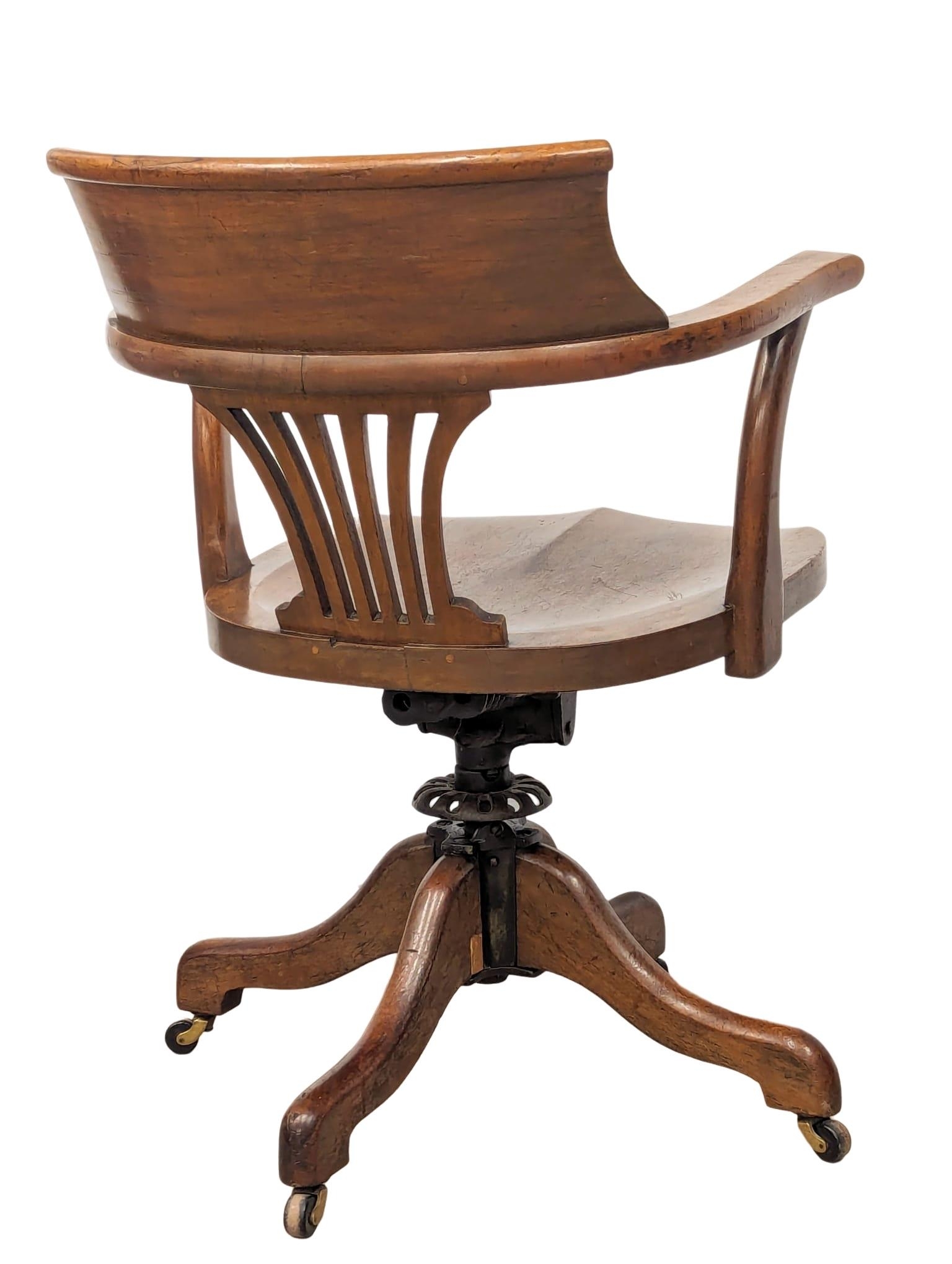 An Early 20th Century oak swivel desk chair. Circa 1900. - Image 2 of 5