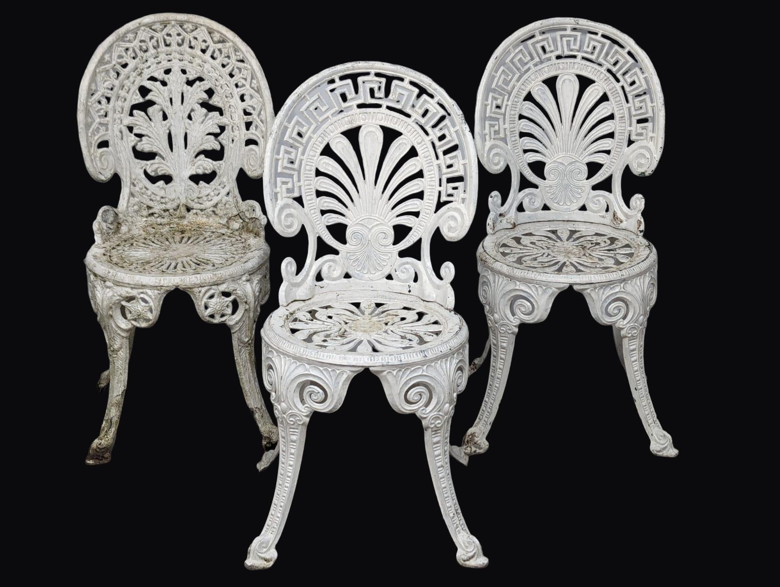 An ornate Victorian style cast alloy garden table and 3 chairs - Bild 5 aus 7