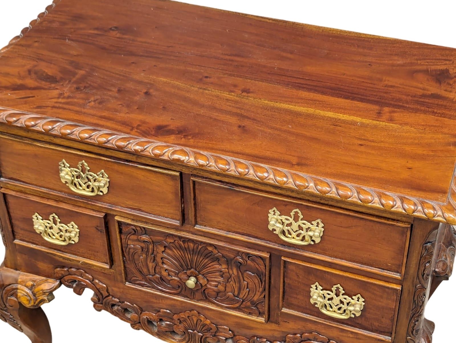 An American Pennsylvania Chippendale style mahogany chest of drawers on cabriole legs, 90cm x 47cm x - Image 4 of 6