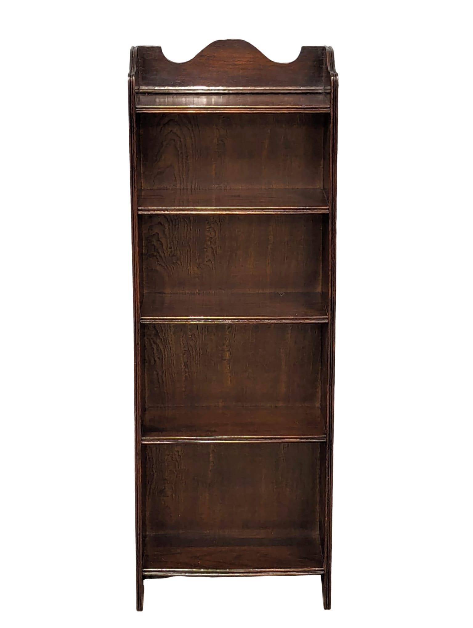 An Early 20th Century oak open bookcase. 38x20x108cm