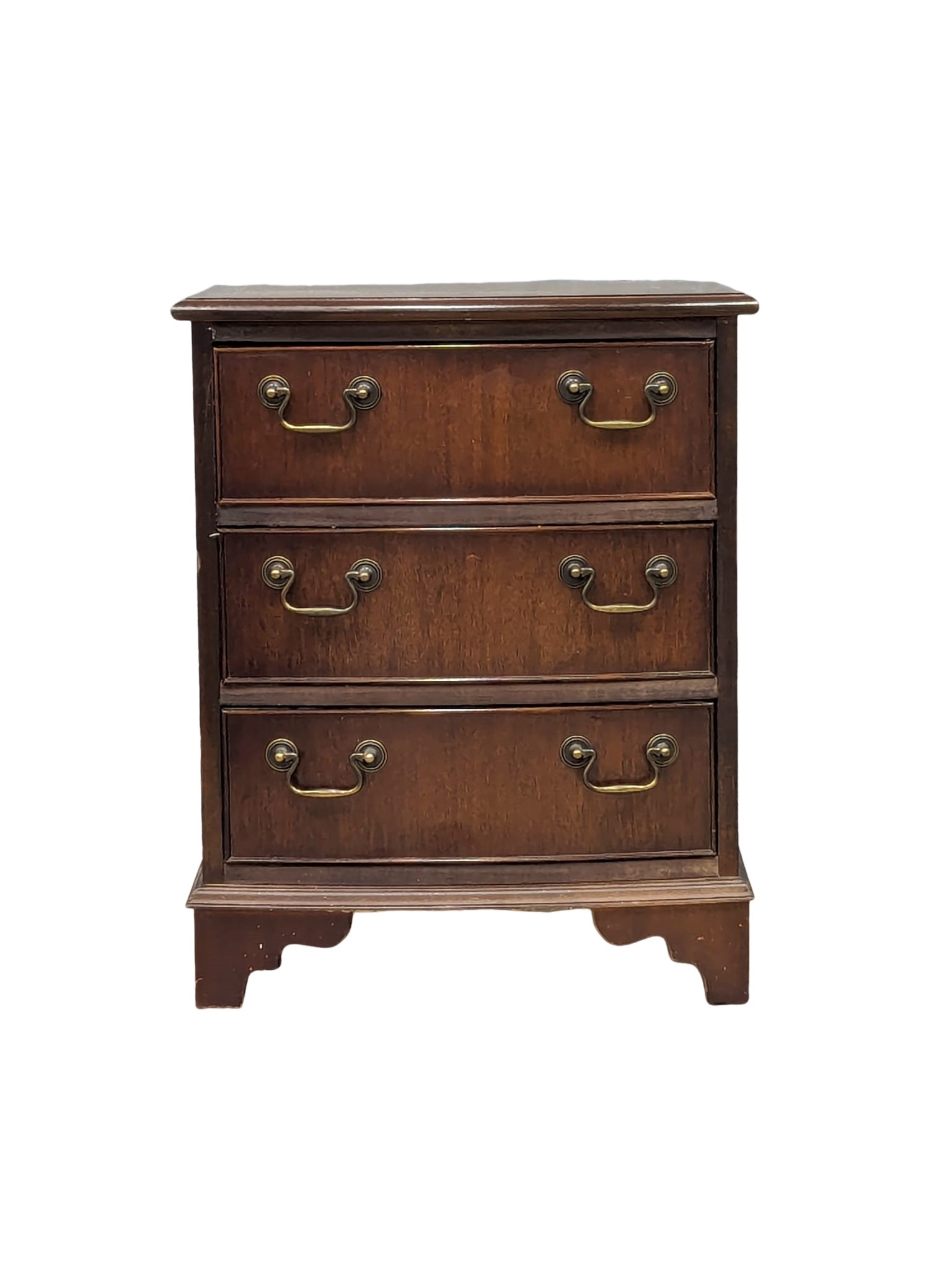 A small Georgian style mahogany bow front chest of drawers. 50.5x39x62cm