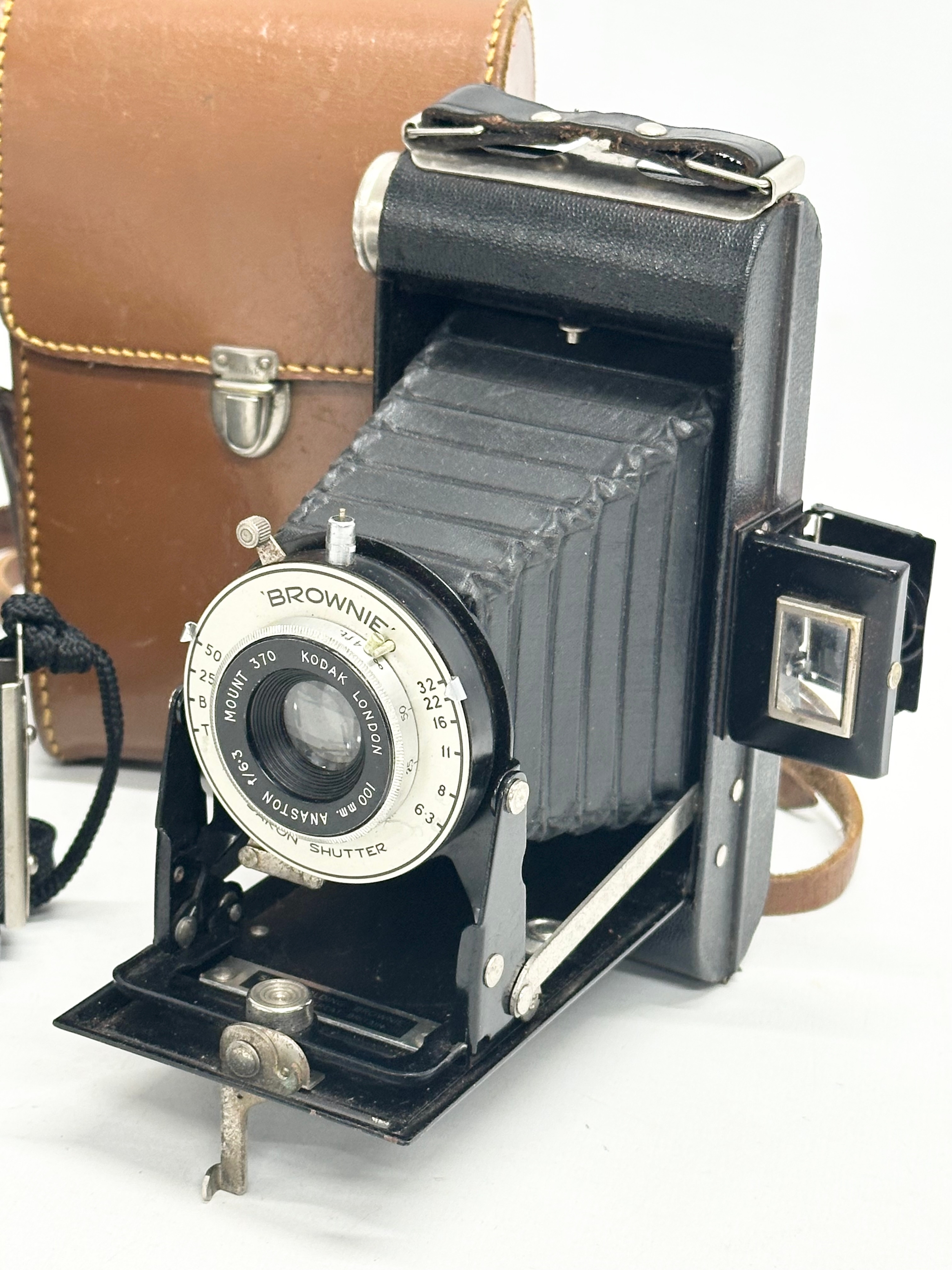 2 vintage cameras. - Image 2 of 3