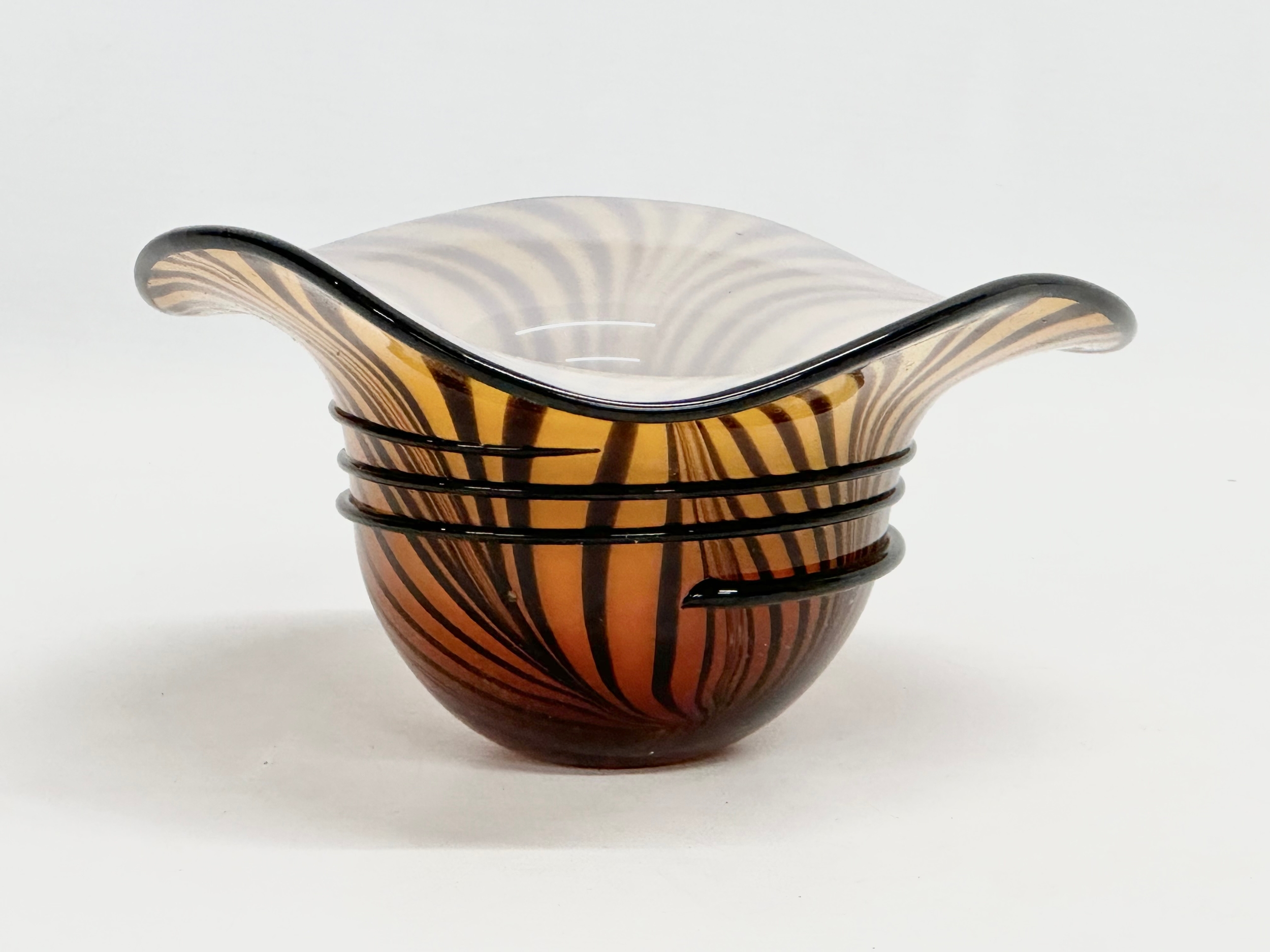 An Italian art glass bowl. 18x18x9.5cm - Image 2 of 4