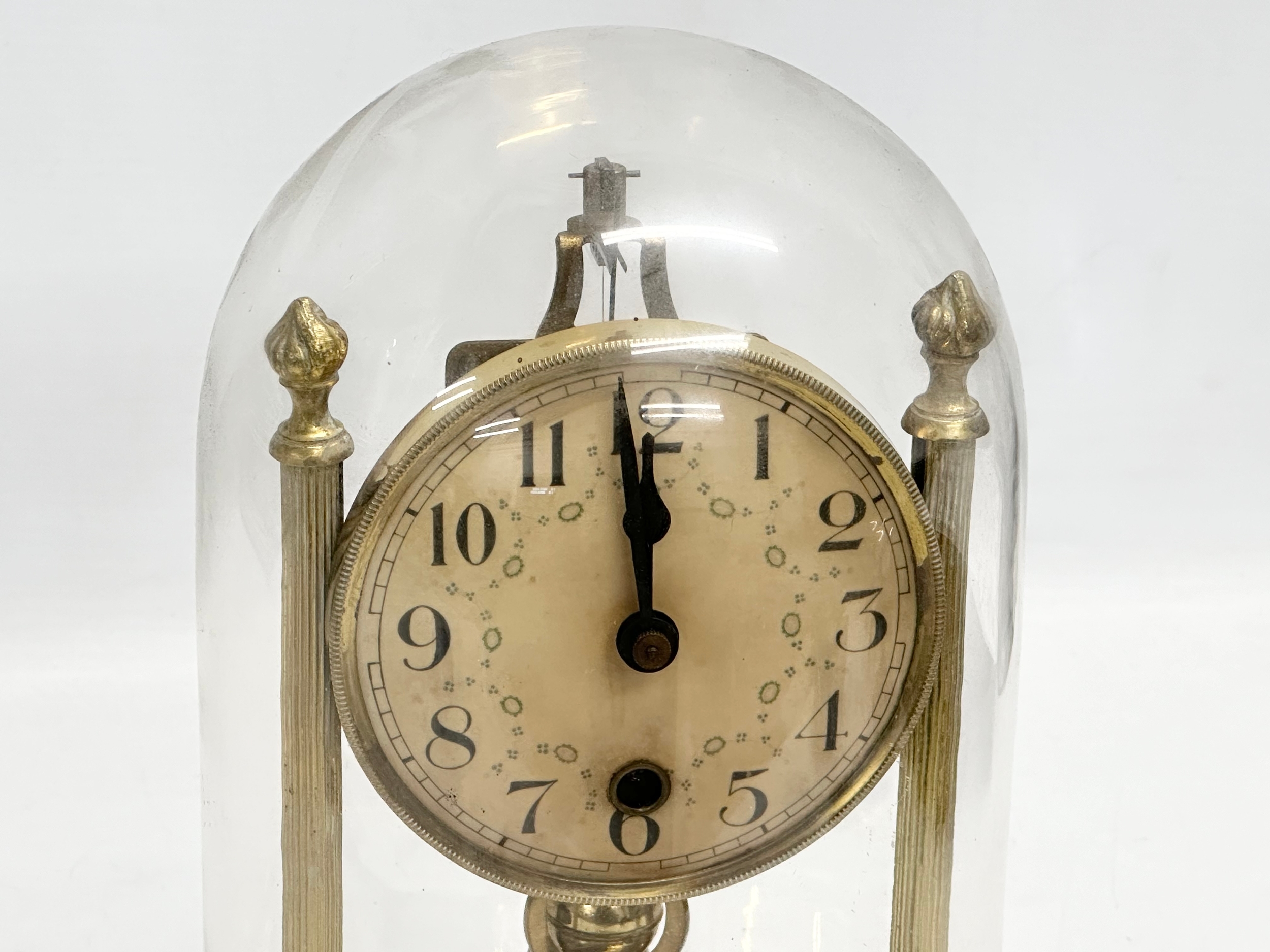 An Early/Mid 20th Century brass anniversary clock with key. 18x26cm - Image 3 of 5