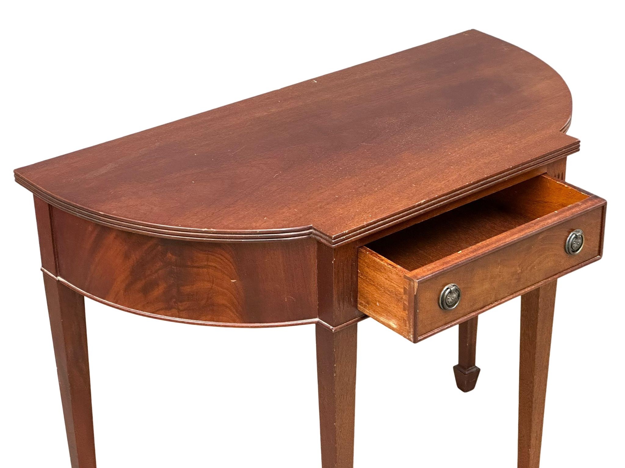 A Hepplewhite style mahogany serpentine front side table with drawer. 95.5x47.5x77cm - Image 3 of 3
