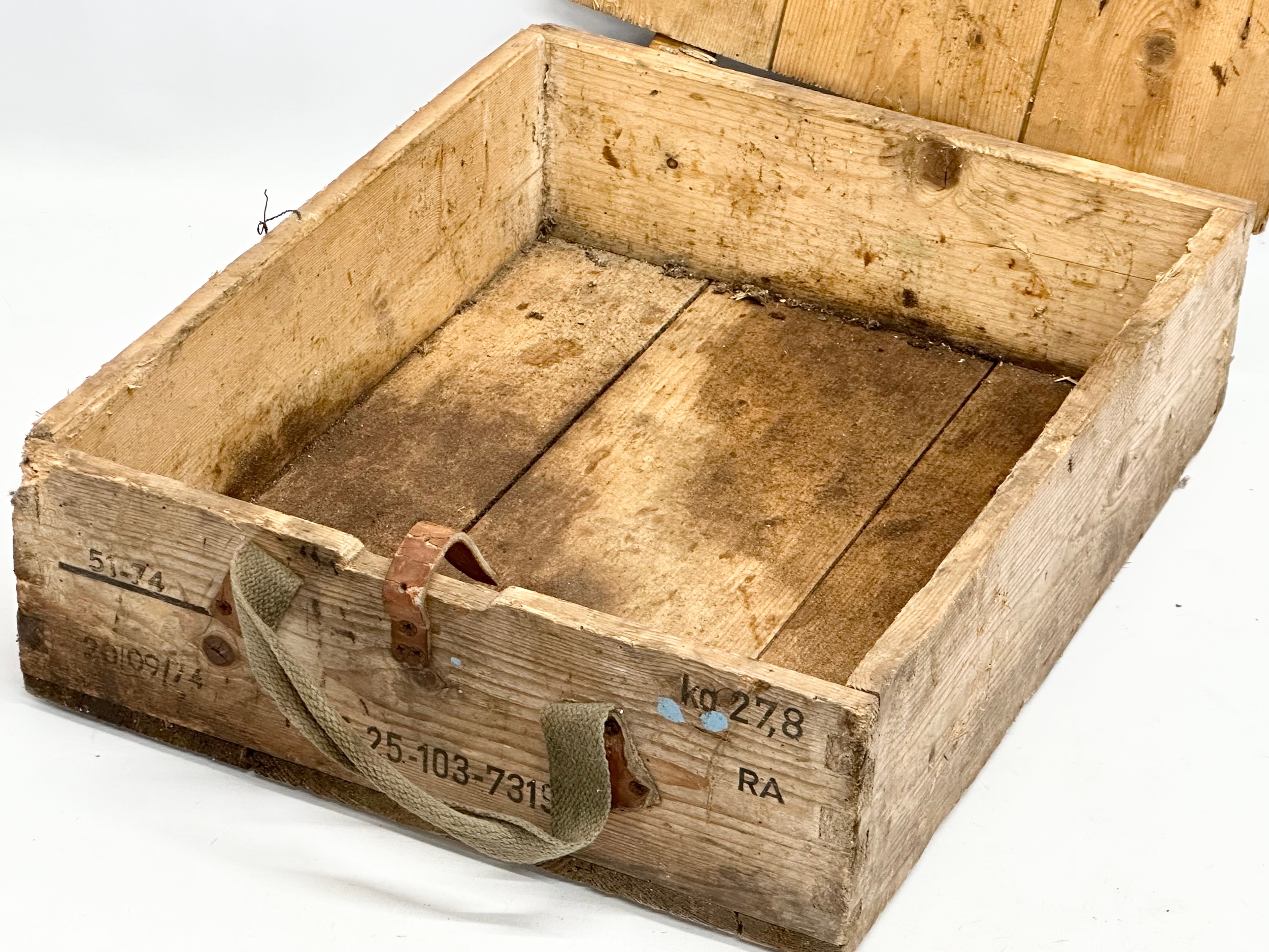 A WWII wooden ammunition crate. 45x36x15cm - Image 5 of 5