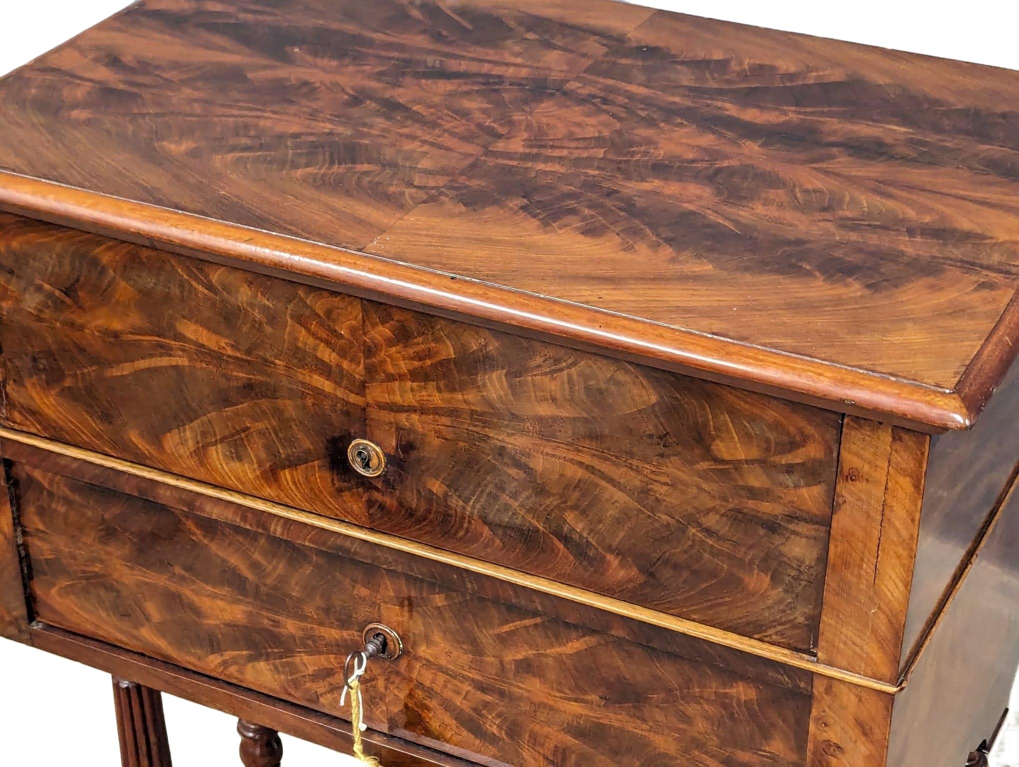 A 19th Century French mahogany washstand / dressing table on reeded turned legs and stretcher. Circa - Bild 3 aus 7