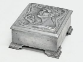 An Art Deco pewter cigarette box. 1920/1930. 13x14x7cm