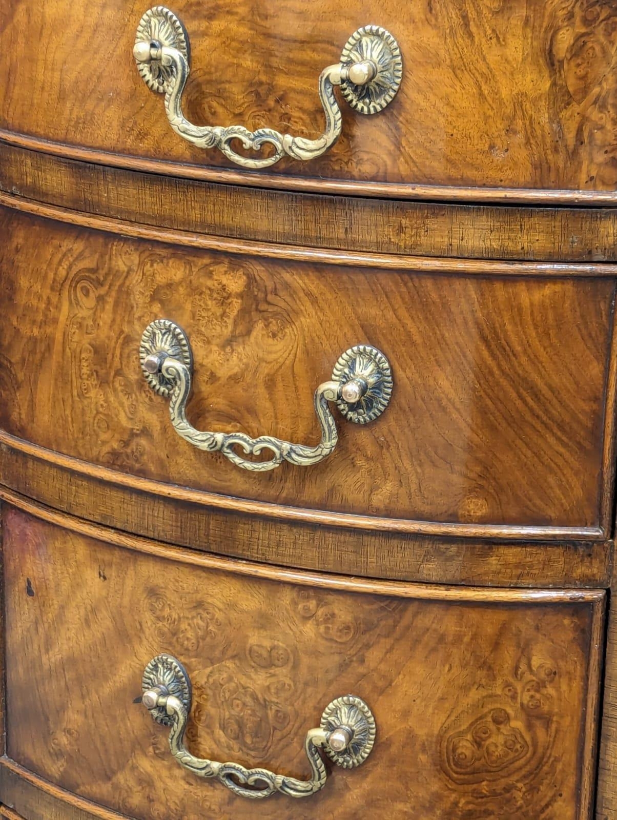 A Georgian style mahogany and burr walnut pedestal desk with leather top. 115x53.5x75cm - Image 7 of 10